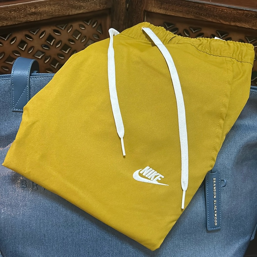 NWT Nike Men’s Standard Fit Taper Leg Regular Length Pants